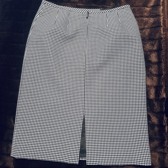 Tahari 2-pc suit, black dress jacket, and skirt, knee length, classy, size 4 - Picture 4 of 4